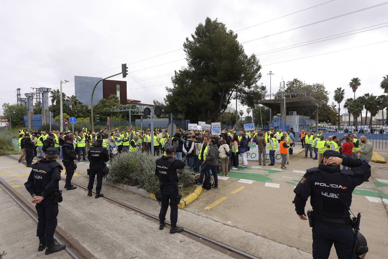 Los agricultores han bloqueado el acceso a las instalaciones del Puerto de Sevilla
