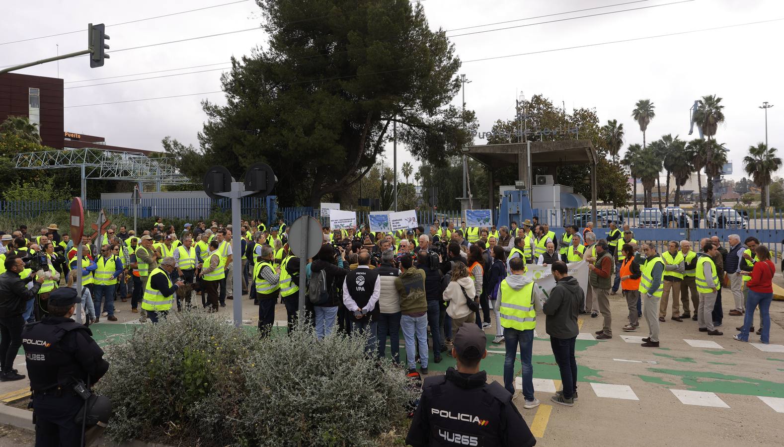 Los agricultores han bloqueado el acceso a las instalaciones del Puerto de Sevilla