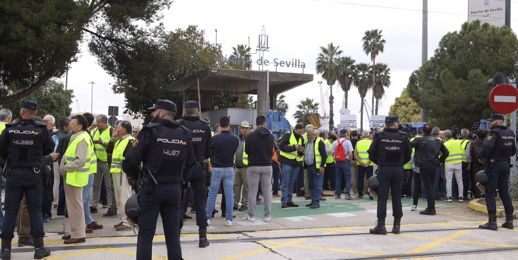 Los agricultores han bloqueado el acceso a las instalaciones del Puerto de Sevilla