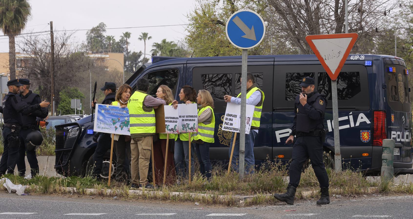 Los agricultores han bloqueado el acceso a las instalaciones del Puerto de Sevilla