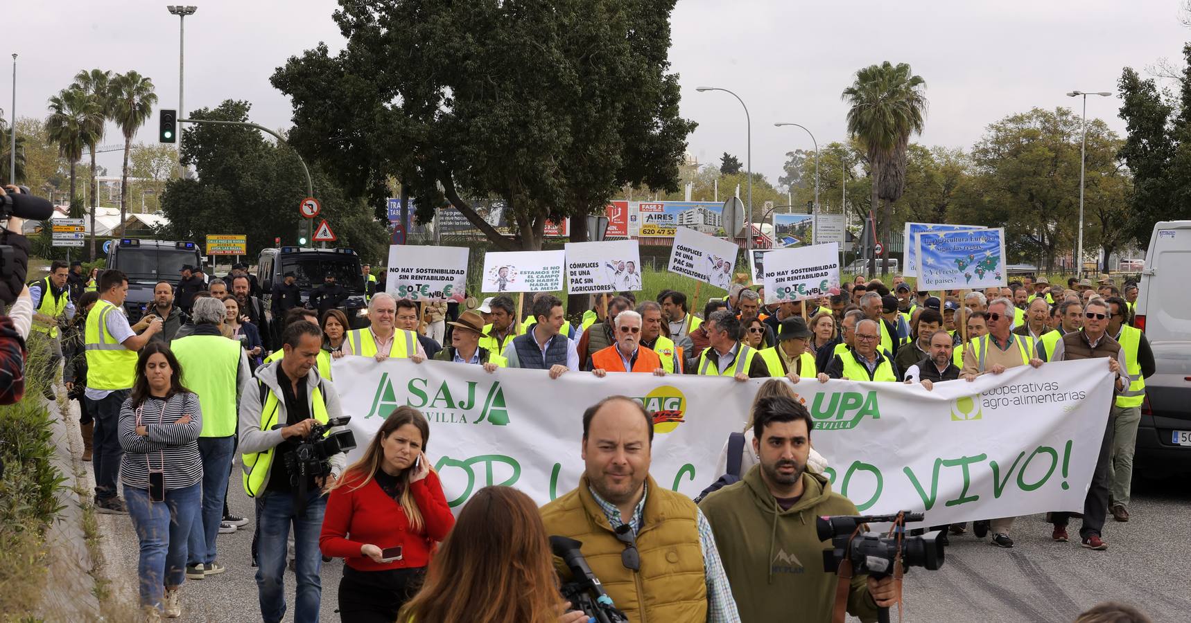 Los agricultores han bloqueado el acceso a las instalaciones del Puerto de Sevilla