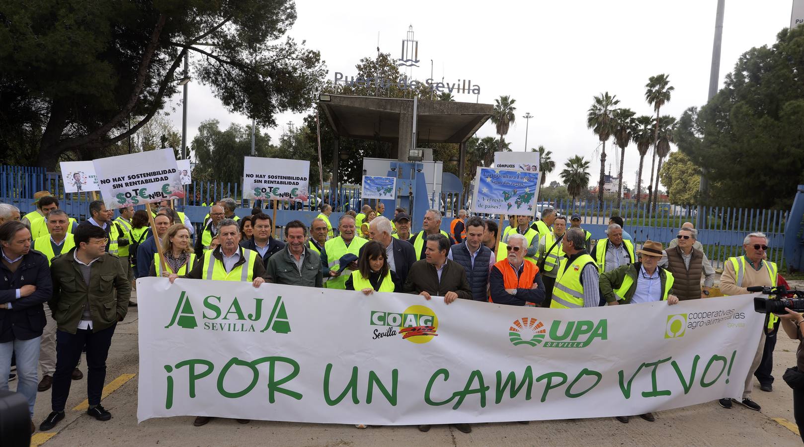 Los agricultores han bloqueado el acceso a las instalaciones del Puerto de Sevilla