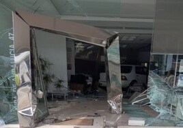 Cuatro heridos al estrellarse un turismo contra la fachada de una tienda en Estepa