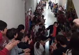 En vídeo: la emocionante despedida de los alumnos del colegio San José de Sevilla al profesor José Carlos Ríos por su jubilación
