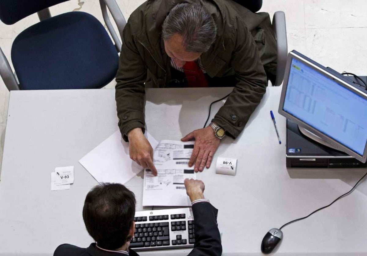 Imagen de archivo de un contribuyente en una oficina de la Agencia Tributaria para hacer la declaración de la Renta