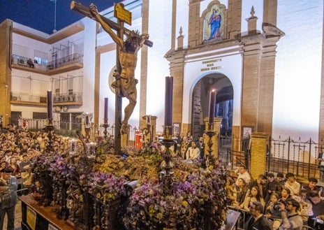 Imagen secundaria 1 - Las cofradías del Cristo de la Corona y de Pasión y Muerte pusieron el contrapunto a la emoción desbordada que se vivió desde primera hora de la tarde en los barrios de la ciudad