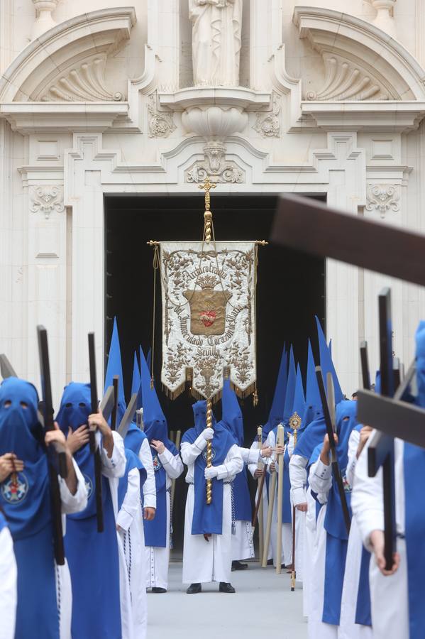 Seiscientos nazarenos acompañan al Cristo de la Misión y a la Virgen del Amparo el Viernes de Dolores