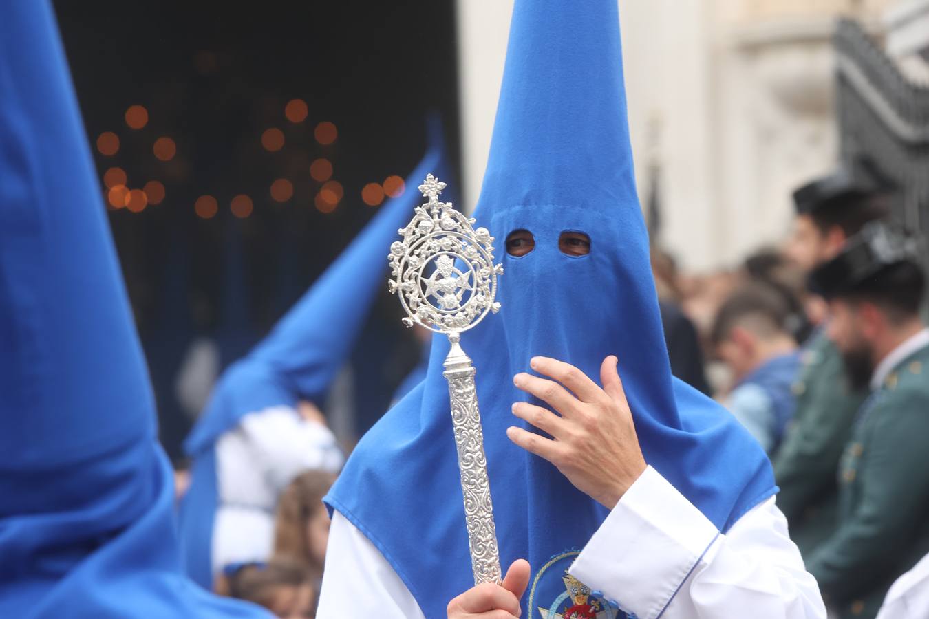 Seiscientos nazarenos acompañan al Cristo de la Misión y a la Virgen del Amparo el Viernes de Dolores