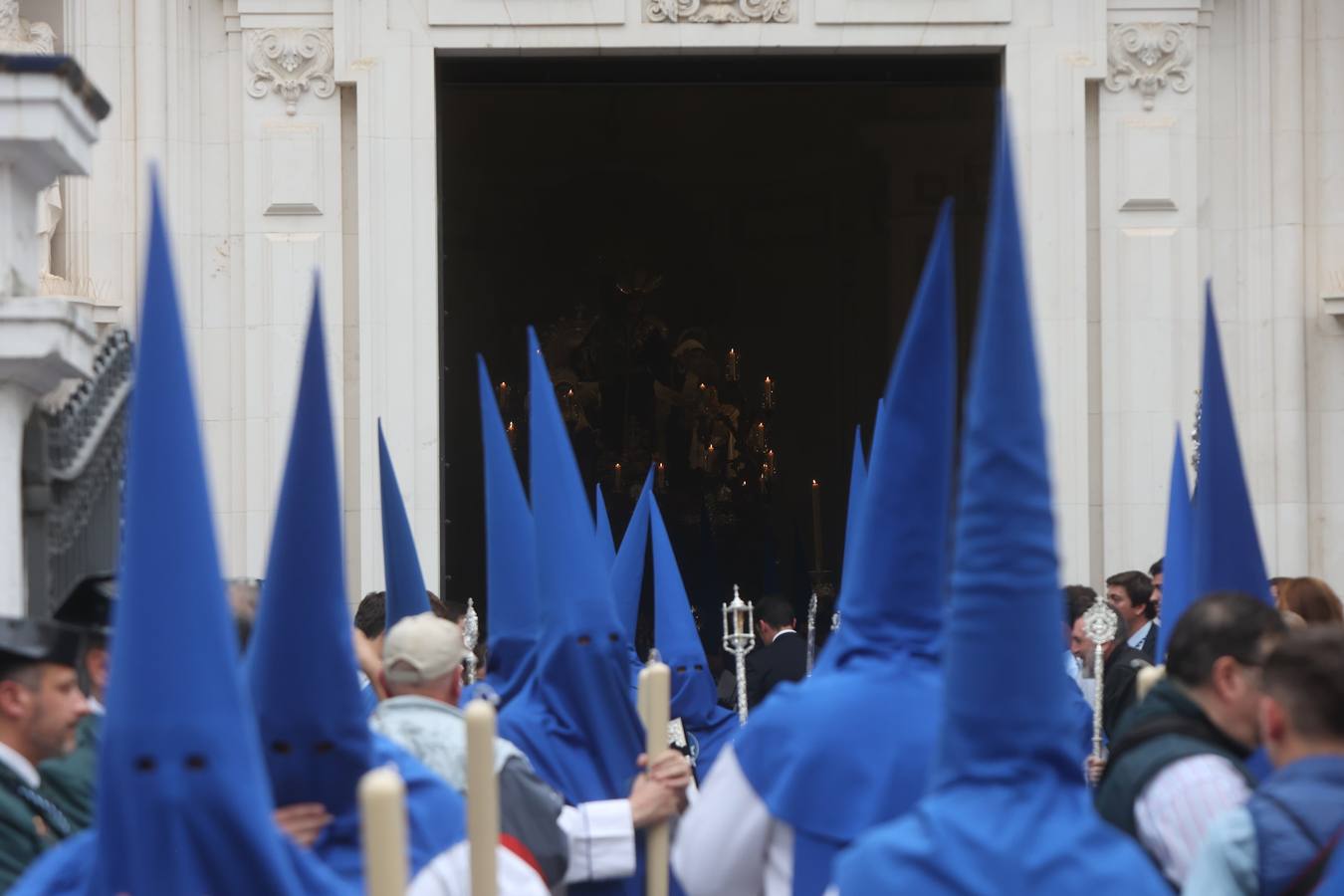 Seiscientos nazarenos acompañan al Cristo de la Misión y a la Virgen del Amparo el Viernes de Dolores