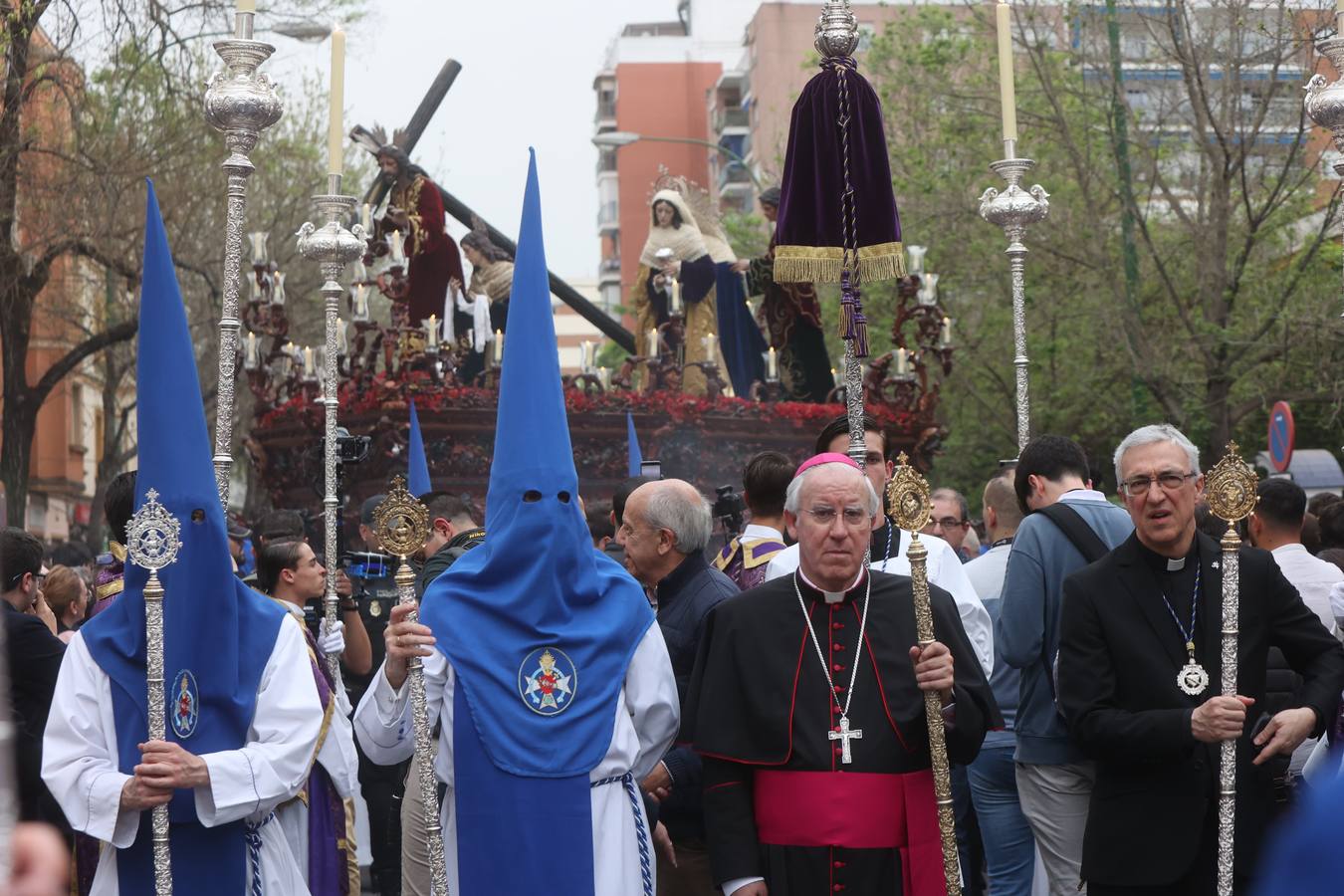 Seiscientos nazarenos acompañan al Cristo de la Misión y a la Virgen del Amparo el Viernes de Dolores
