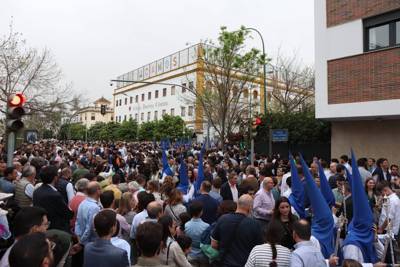 Seiscientos nazarenos acompañan al Cristo de la Misión y a la Virgen del Amparo el Viernes de Dolores