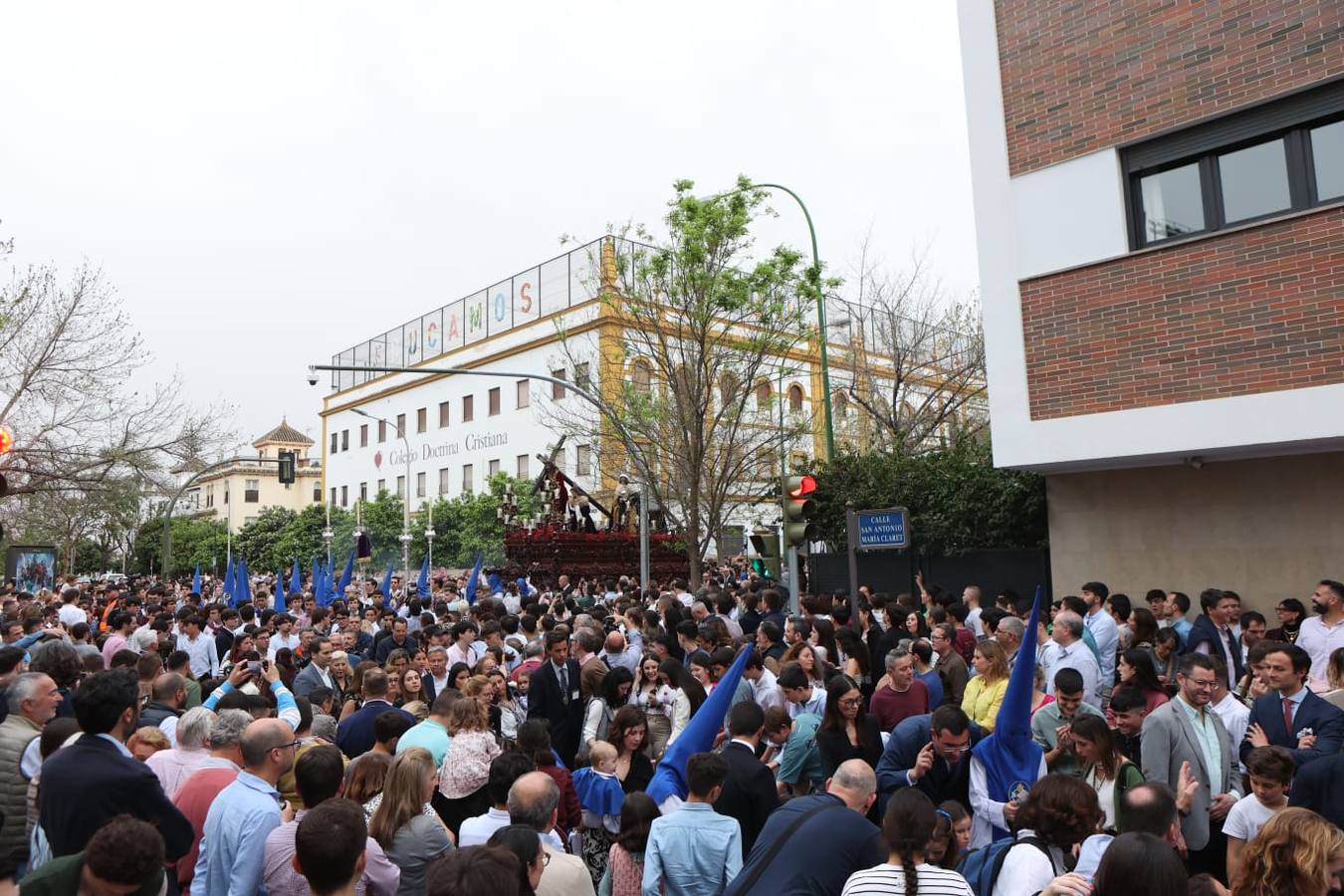 Seiscientos nazarenos acompañan al Cristo de la Misión y a la Virgen del Amparo el Viernes de Dolores