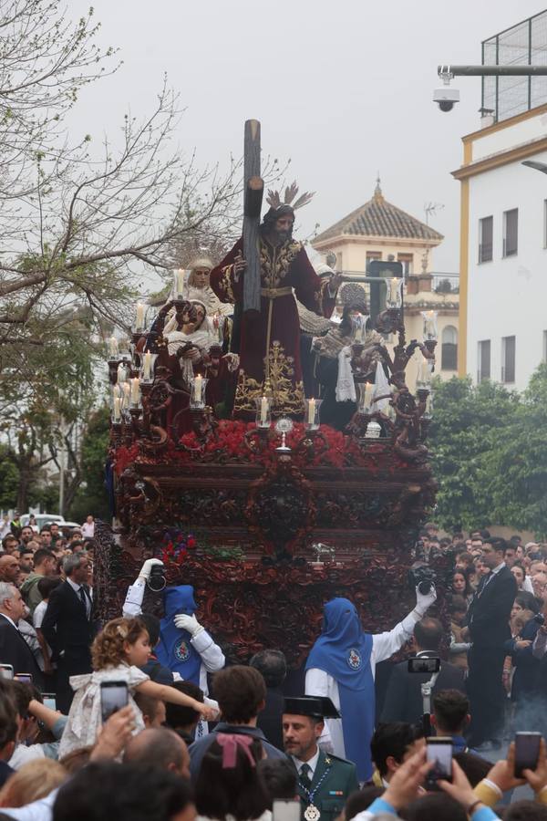 Seiscientos nazarenos acompañan al Cristo de la Misión y a la Virgen del Amparo el Viernes de Dolores