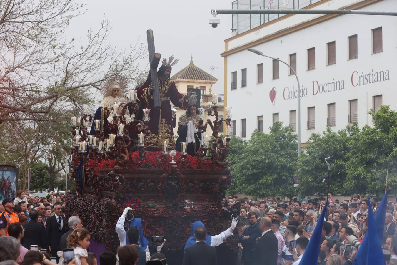 Seiscientos nazarenos acompañan al Cristo de la Misión y a la Virgen del Amparo el Viernes de Dolores