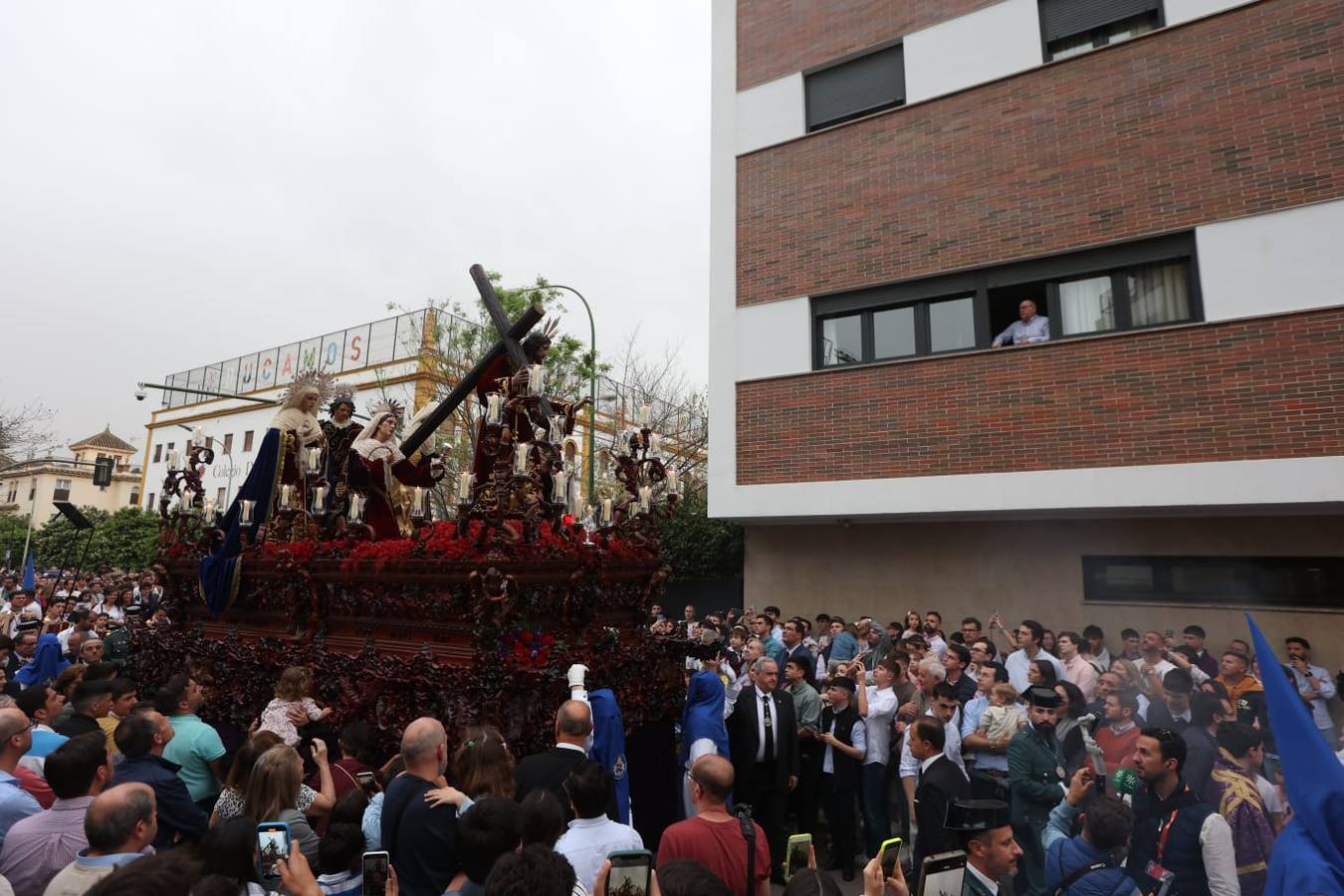 Seiscientos nazarenos acompañan al Cristo de la Misión y a la Virgen del Amparo el Viernes de Dolores
