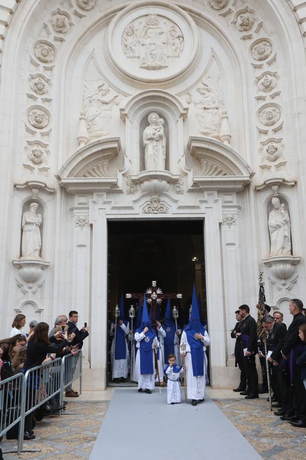 Seiscientos nazarenos acompañan al Cristo de la Misión y a la Virgen del Amparo el Viernes de Dolores