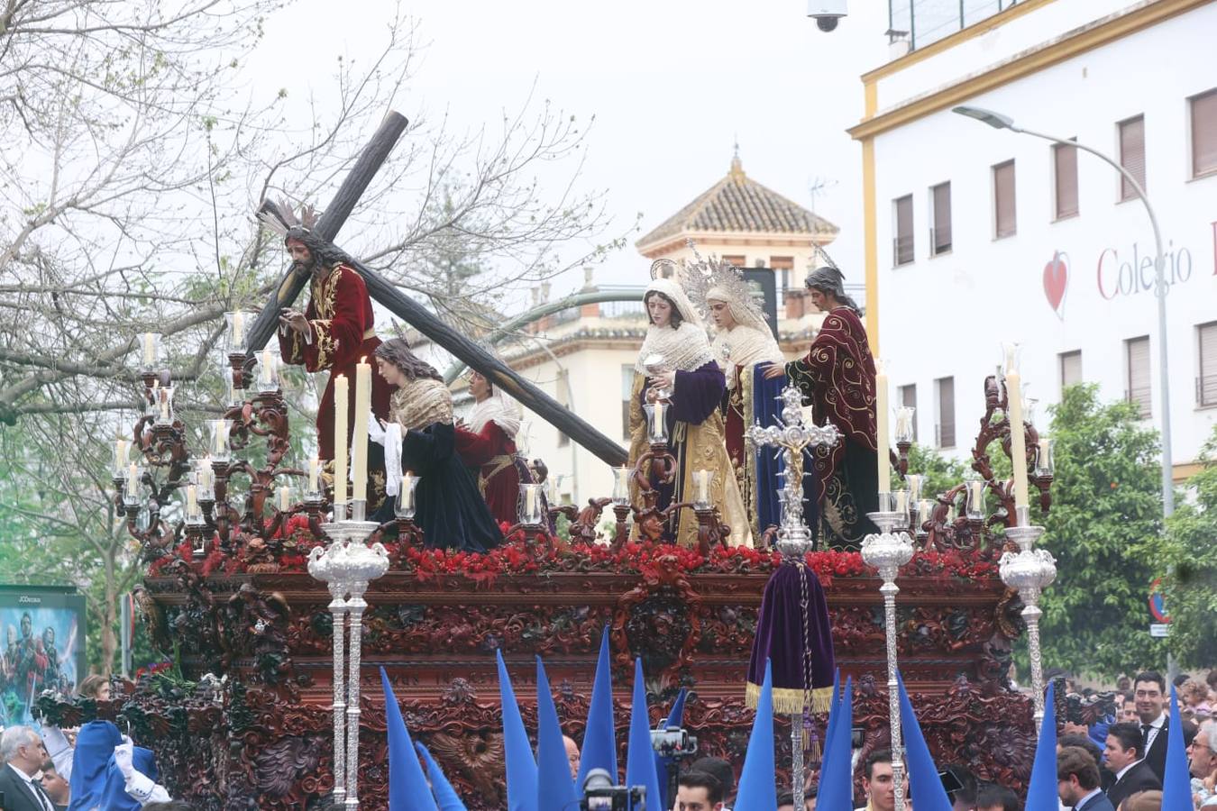 Seiscientos nazarenos acompañan al Cristo de la Misión y a la Virgen del Amparo el Viernes de Dolores
