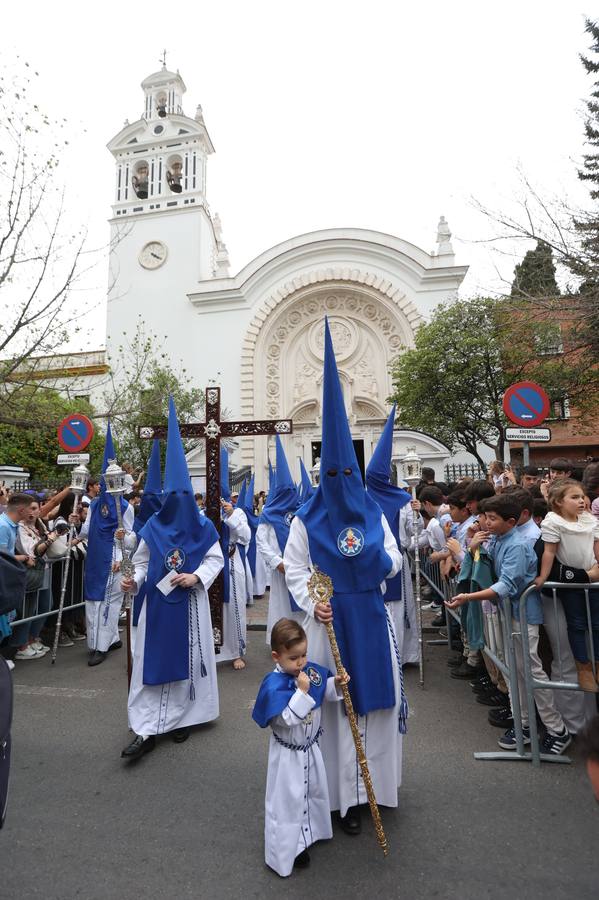 Seiscientos nazarenos acompañan al Cristo de la Misión y a la Virgen del Amparo el Viernes de Dolores