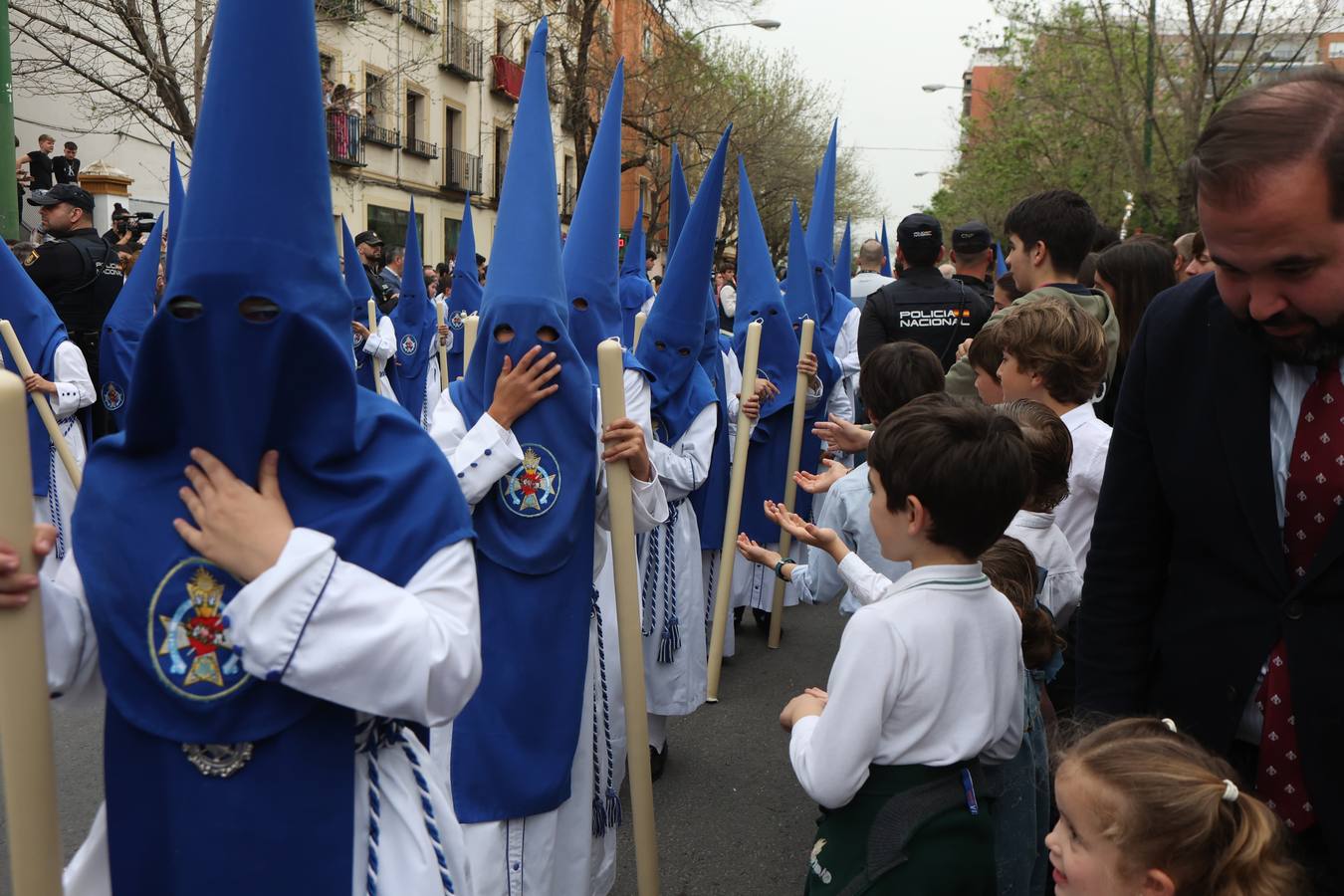 Seiscientos nazarenos acompañan al Cristo de la Misión y a la Virgen del Amparo el Viernes de Dolores
