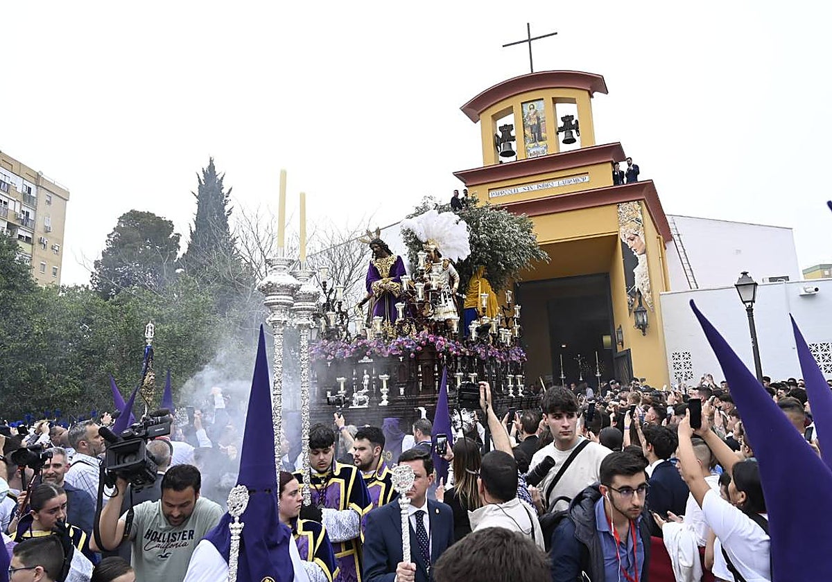 Jesús de Nazaret sale de la parroquia de San Isidro Labrador
