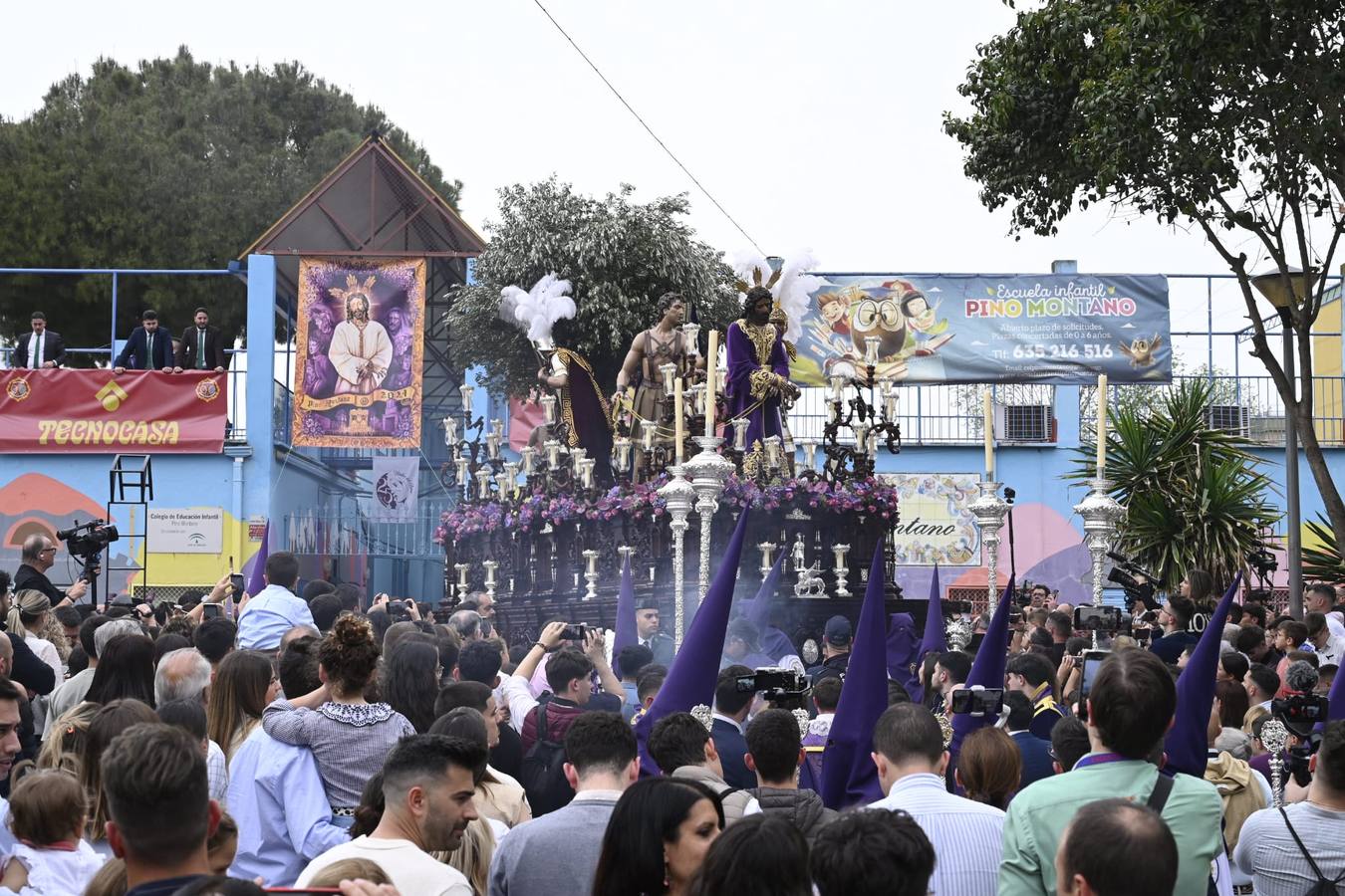 El barrio de Pino Montano arropó a su hermandad en el 25 aniversario de la Virgen del Amor