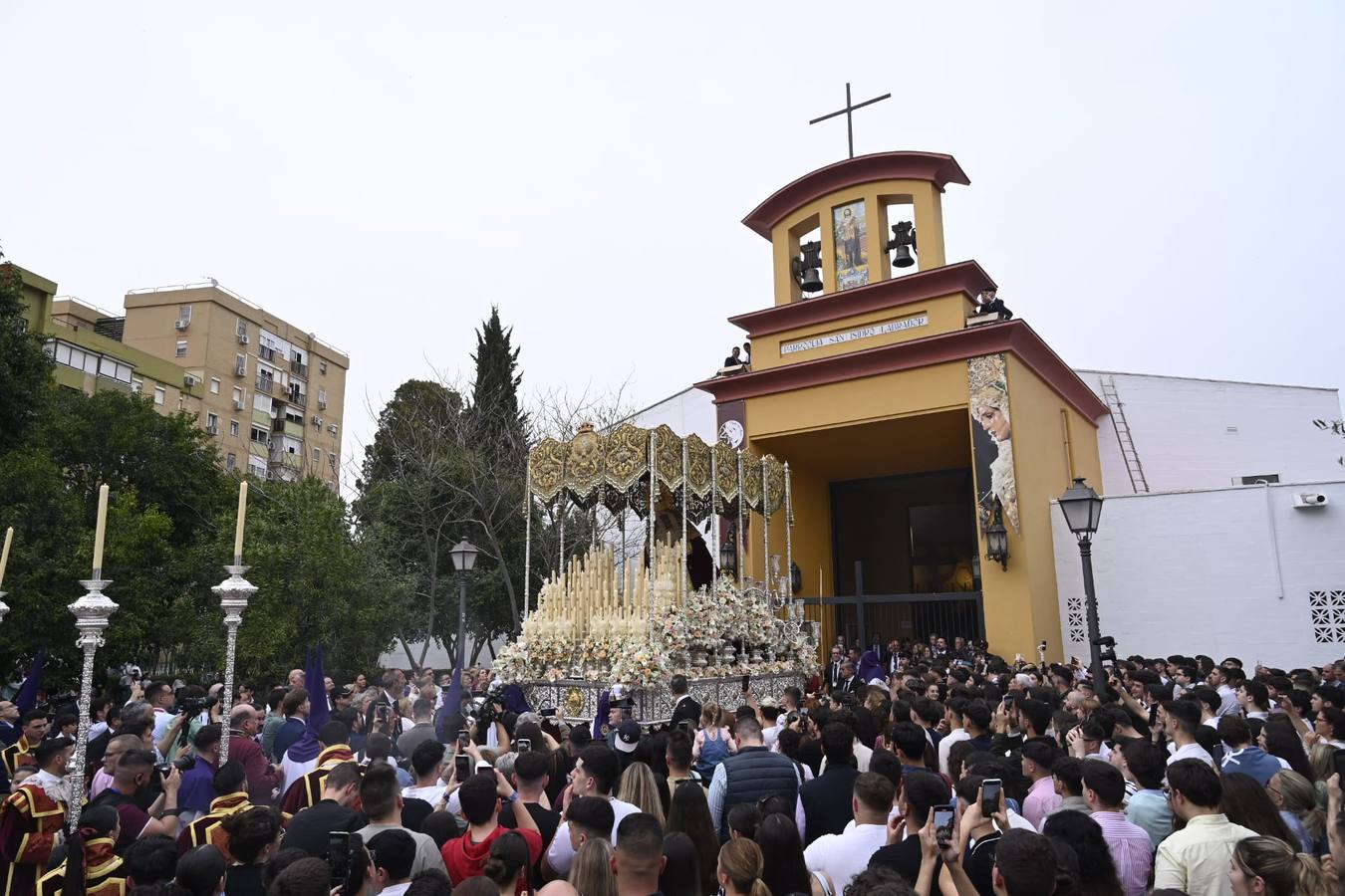 El barrio de Pino Montano arropó a su hermandad en el 25 aniversario de la Virgen del Amor