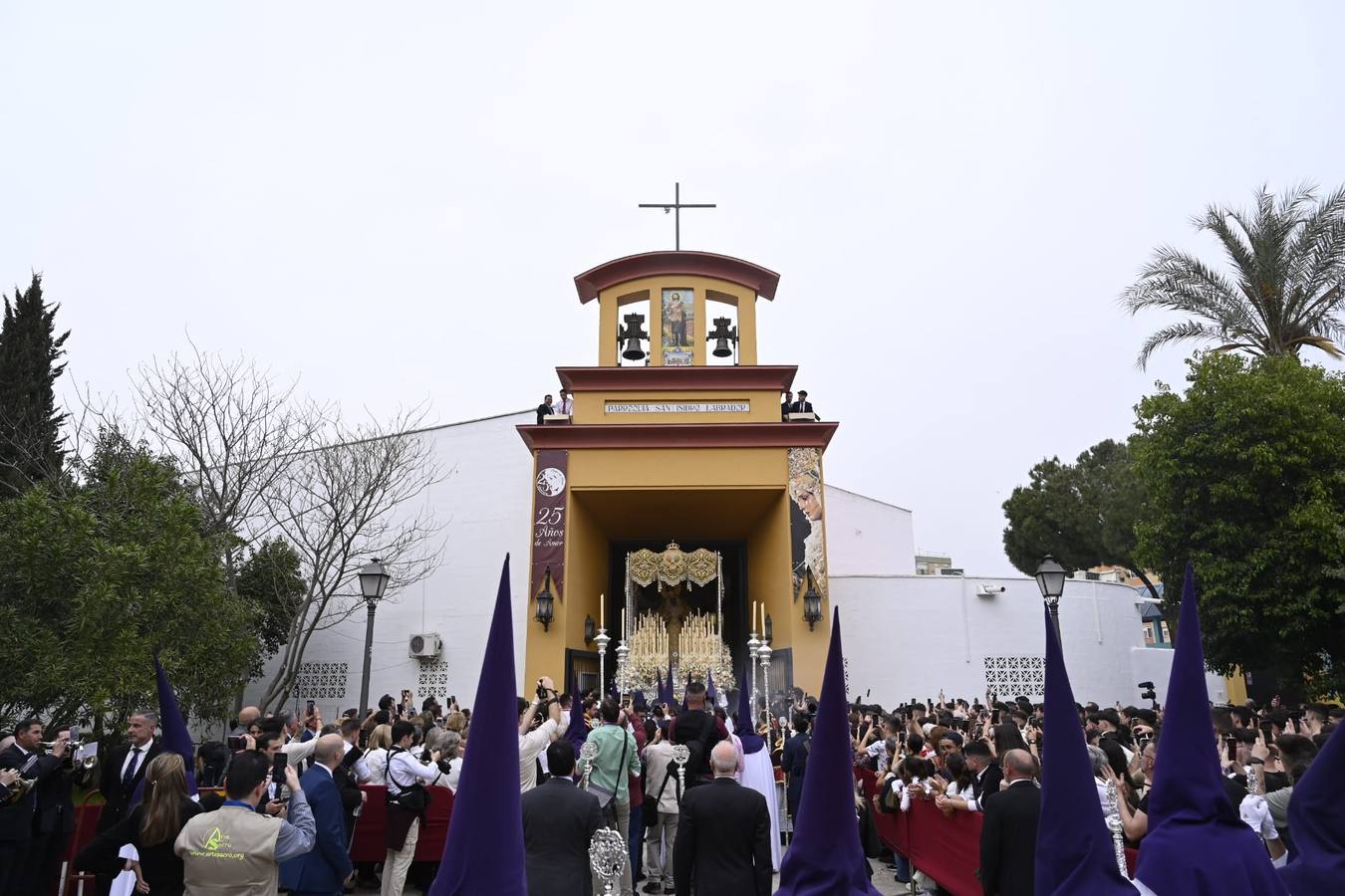 El barrio de Pino Montano arropó a su hermandad en el 25 aniversario de la Virgen del Amor
