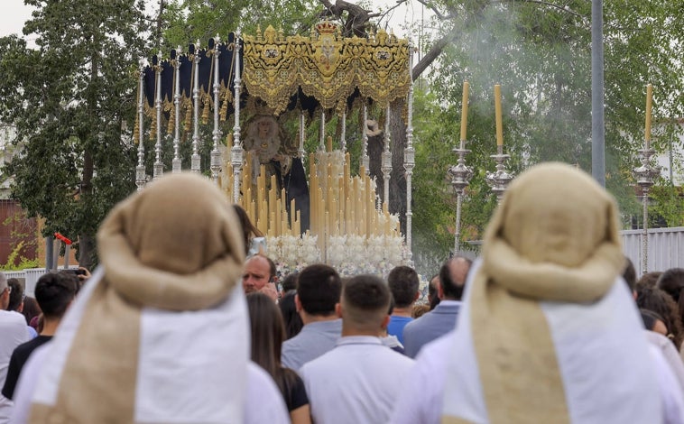 Imagen principal - La hermandad de los Dolores de Torreblanca y del Divino Perdón de Alcosa llevaron la devoción a los barrios del distrito este