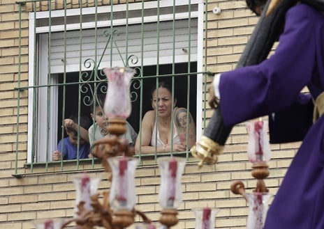 Imagen secundaria 1 - Las salidas de las hermandades de Padre Pío, la Milagrosa y San José Obrero fueron las primeras del día