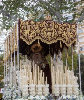 Imagen secundaria 2 - Las salidas de las hermandades de Padre Pío, la Milagrosa y San José Obrero fueron las primeras del día