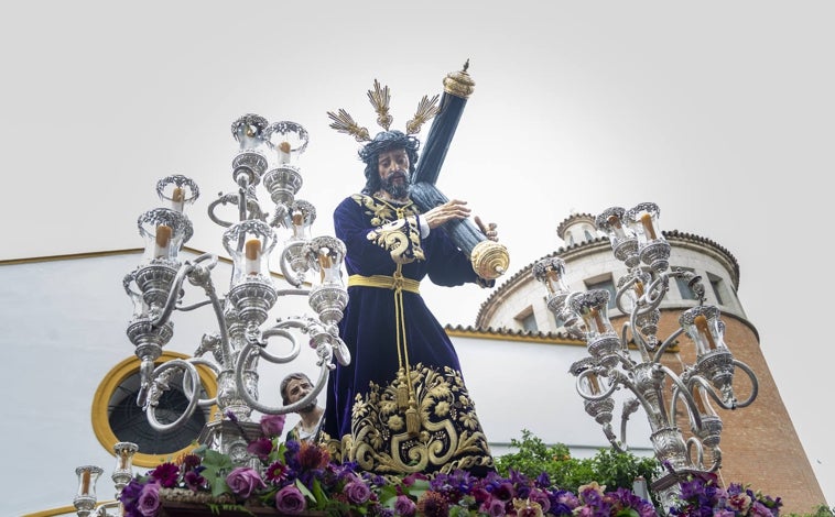 Imagen principal - Las salidas de las hermandades de Padre Pío, la Milagrosa y San José Obrero fueron las primeras del día