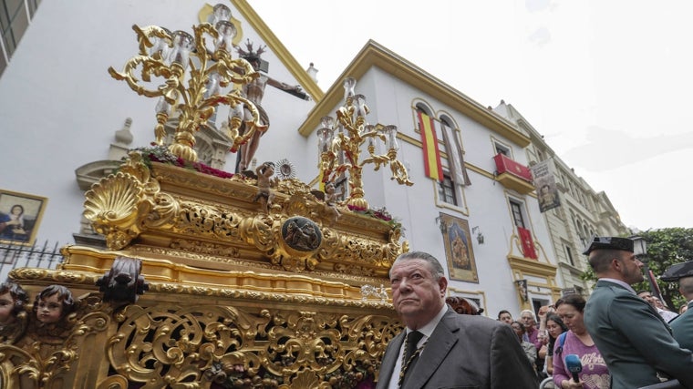 El capataz Manolo Villanueva delante del paso del crucificado del Santo Ángel