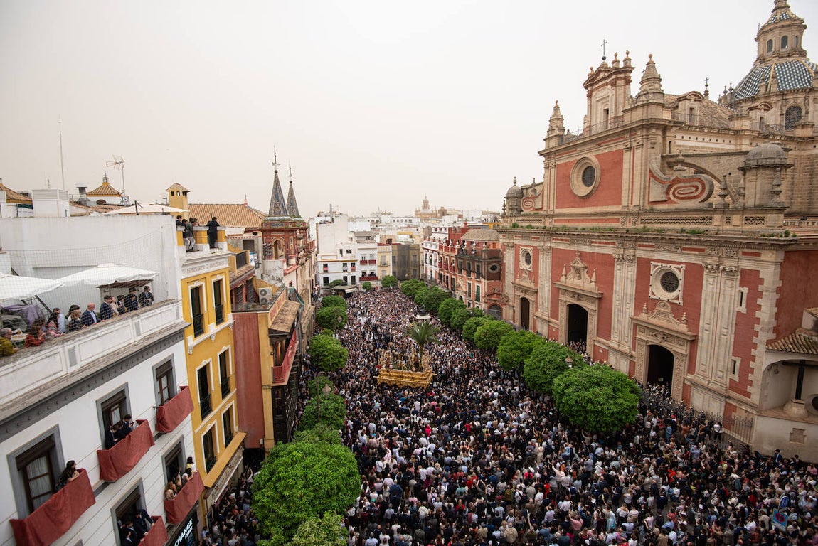 La Borriquita realiza su estación de penitencia este Domingo de Ramos a paso acelerado debido a los partes meteorológicos