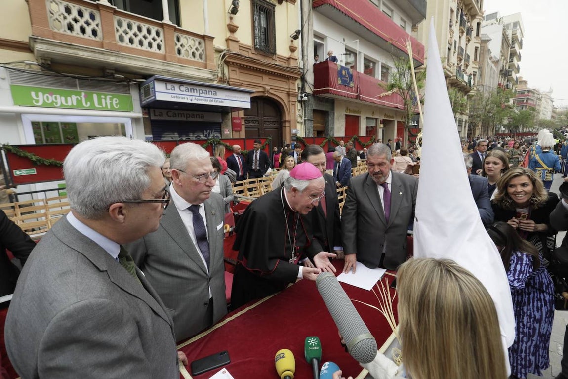 La Borriquita realiza su estación de penitencia este Domingo de Ramos a paso acelerado debido a los partes meteorológicos