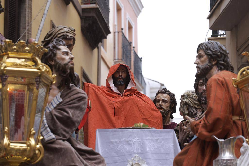 El Señor de la Humildad y Paciencia protegido de la lluvia con un capote