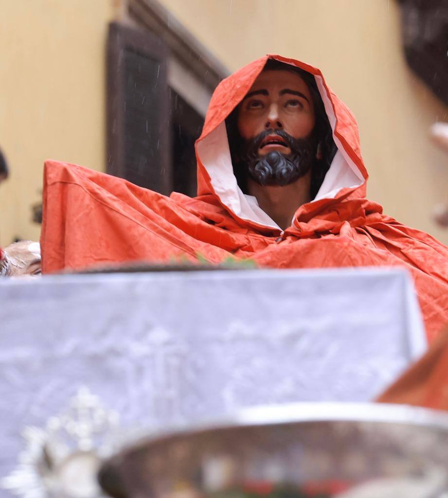 El Señor de la Humildad y Paciencia protegido de la lluvia con un capote