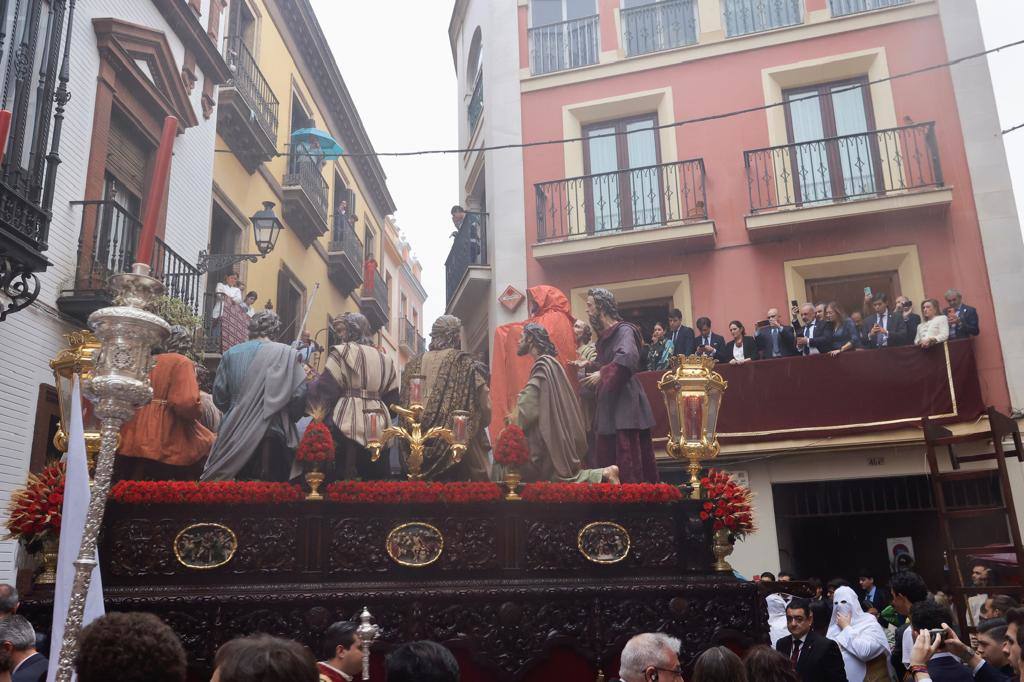 El Señor de la Humildad y Paciencia protegido de la lluvia con un capote