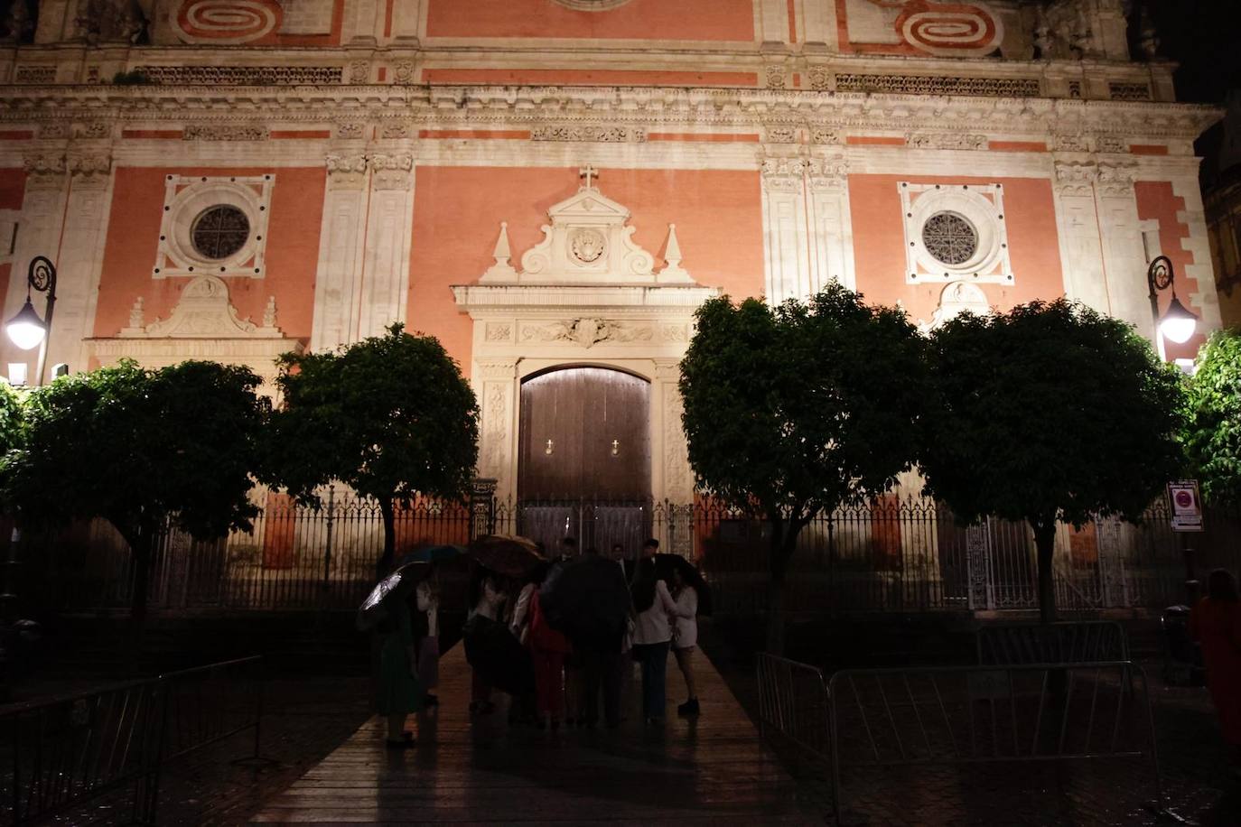 La estación de penitencia de la hermandad del Amor ha sido imposible por la lluvia