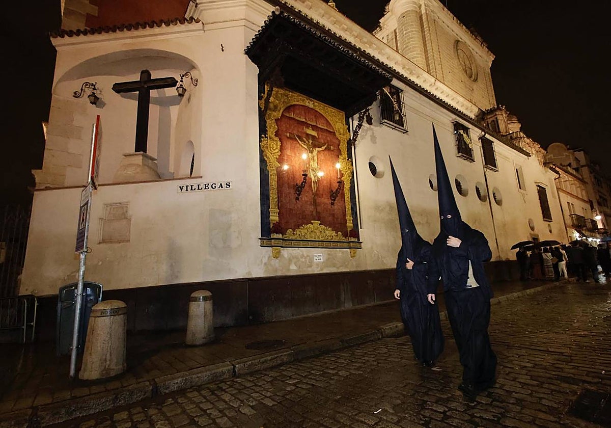 Los nazarenos de la hermandad del Amor regresan a sus casas tras cancelarse su estación de penitencia