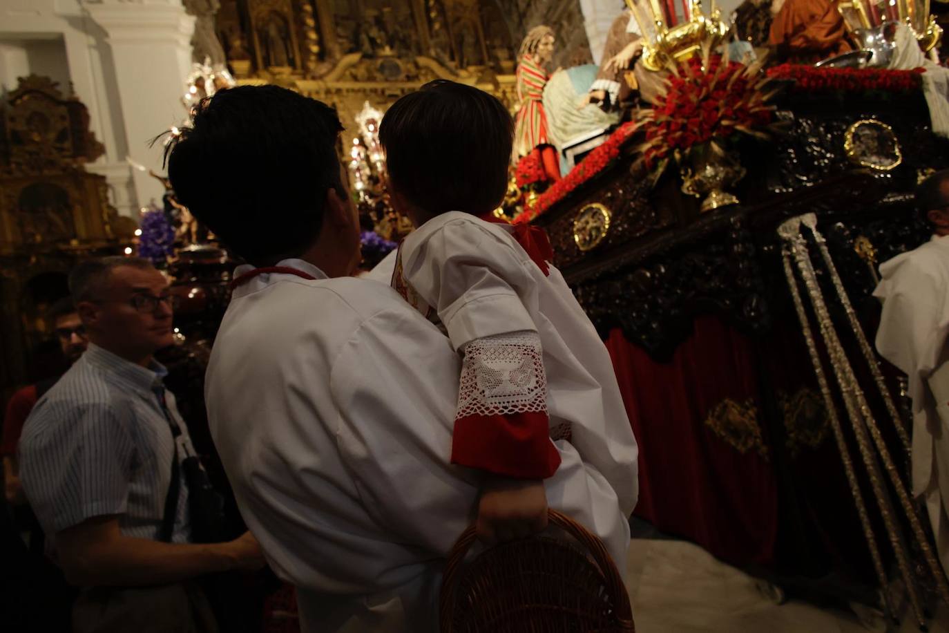 La hermandad de la Cena realiza su estación de penitencia  a la Santa Iglesia Catedral este Domingo de Ramos
