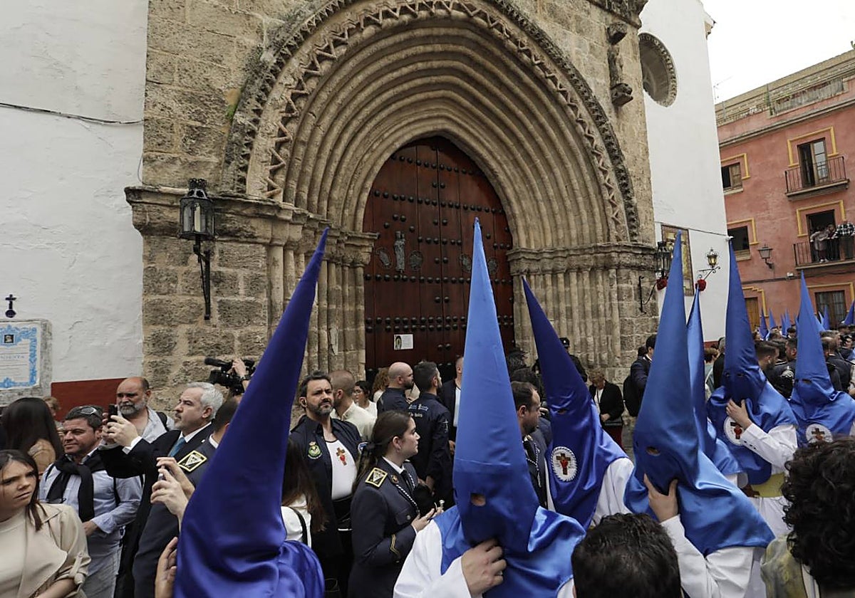Nazarenos de la Hiniesta en la puerta de la Parroquia de San Julián tras suspenderse su estación de penitencia