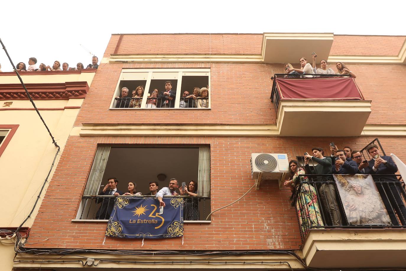 La Paz realiza su estación de penitencia a pesar de la lluvia de barro 
