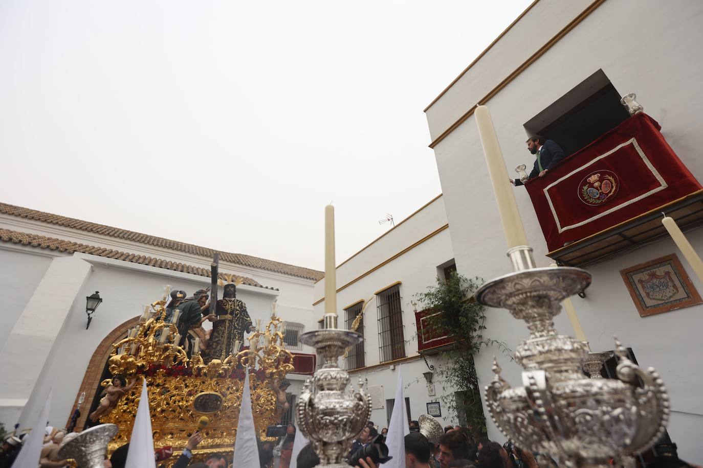 La Paz realiza su estación de penitencia a pesar de la lluvia de barro 
