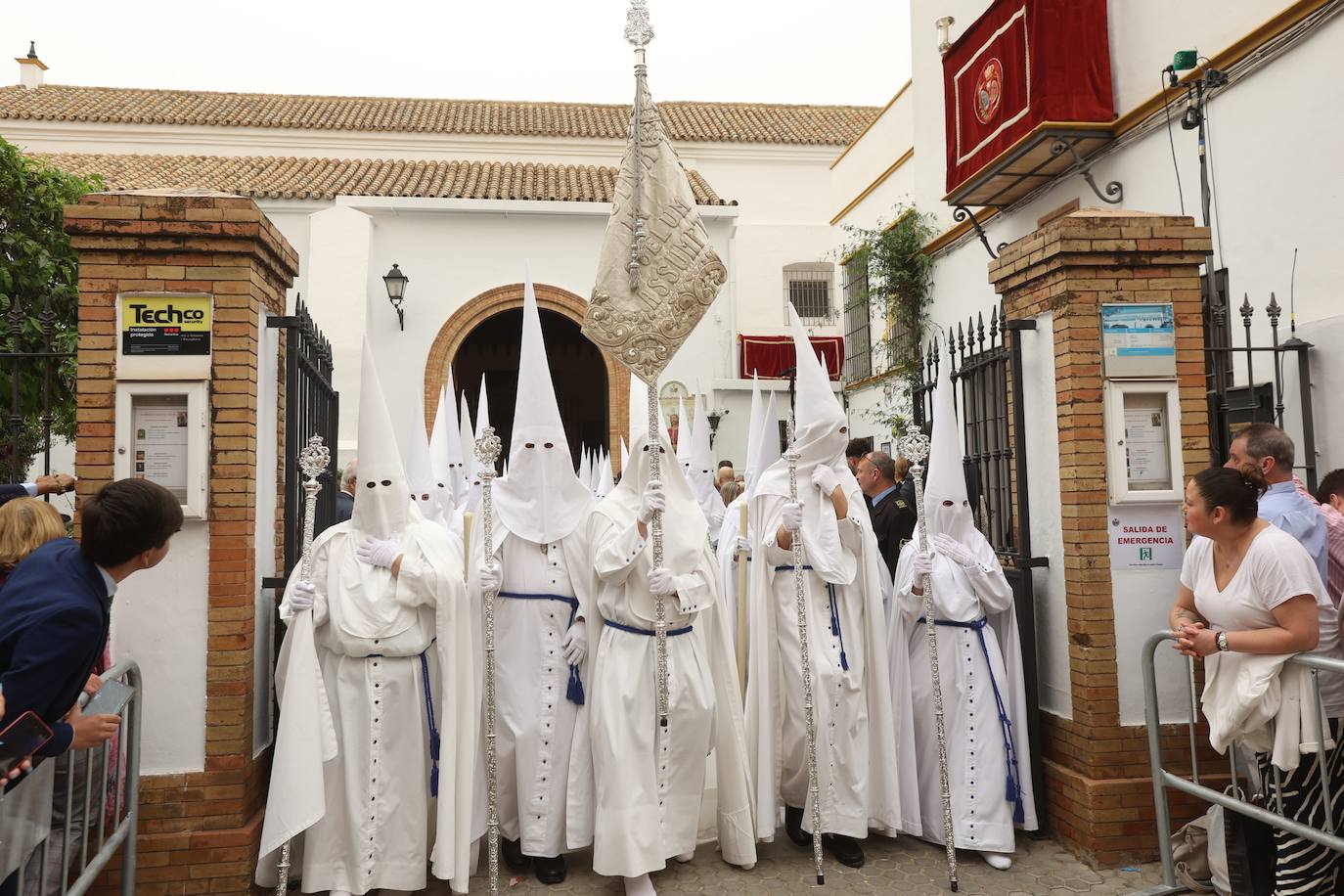 La Paz realiza su estación de penitencia a pesar de la lluvia de barro 