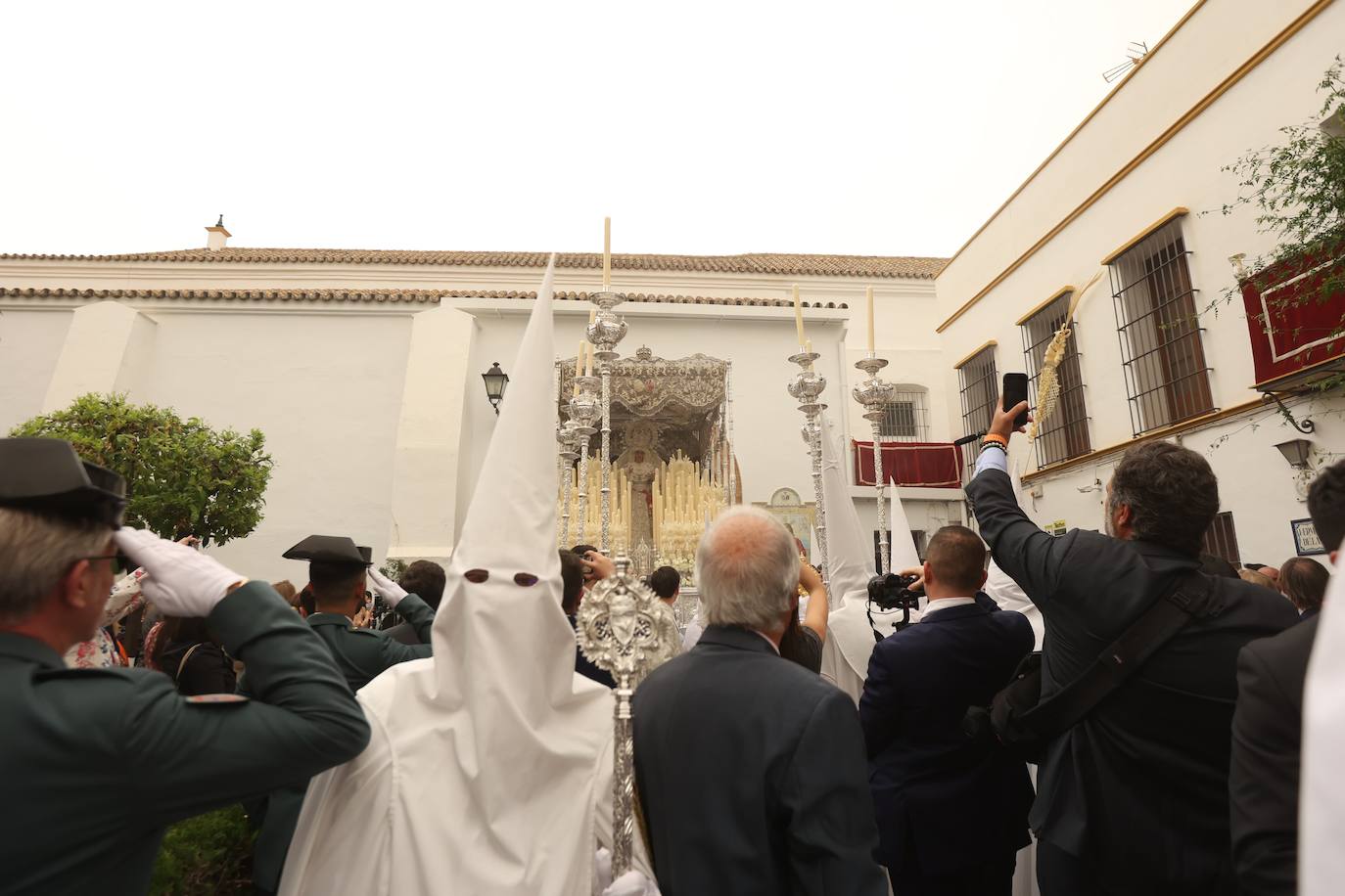 La Paz realiza su estación de penitencia a pesar de la lluvia de barro 