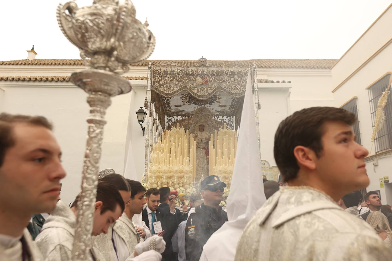 La Paz realiza su estación de penitencia a pesar de la lluvia de barro 