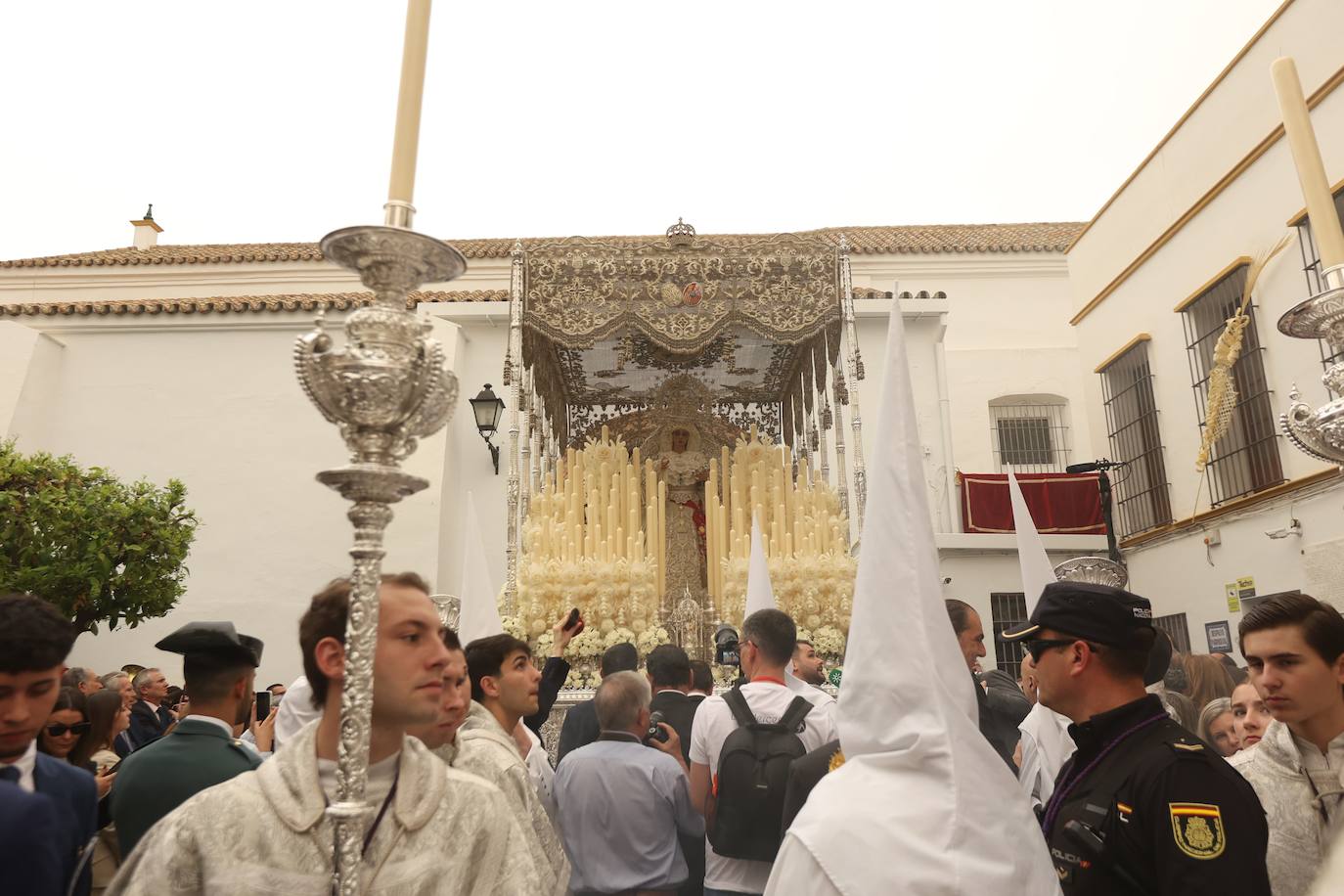 La Paz realiza su estación de penitencia a pesar de la lluvia de barro 