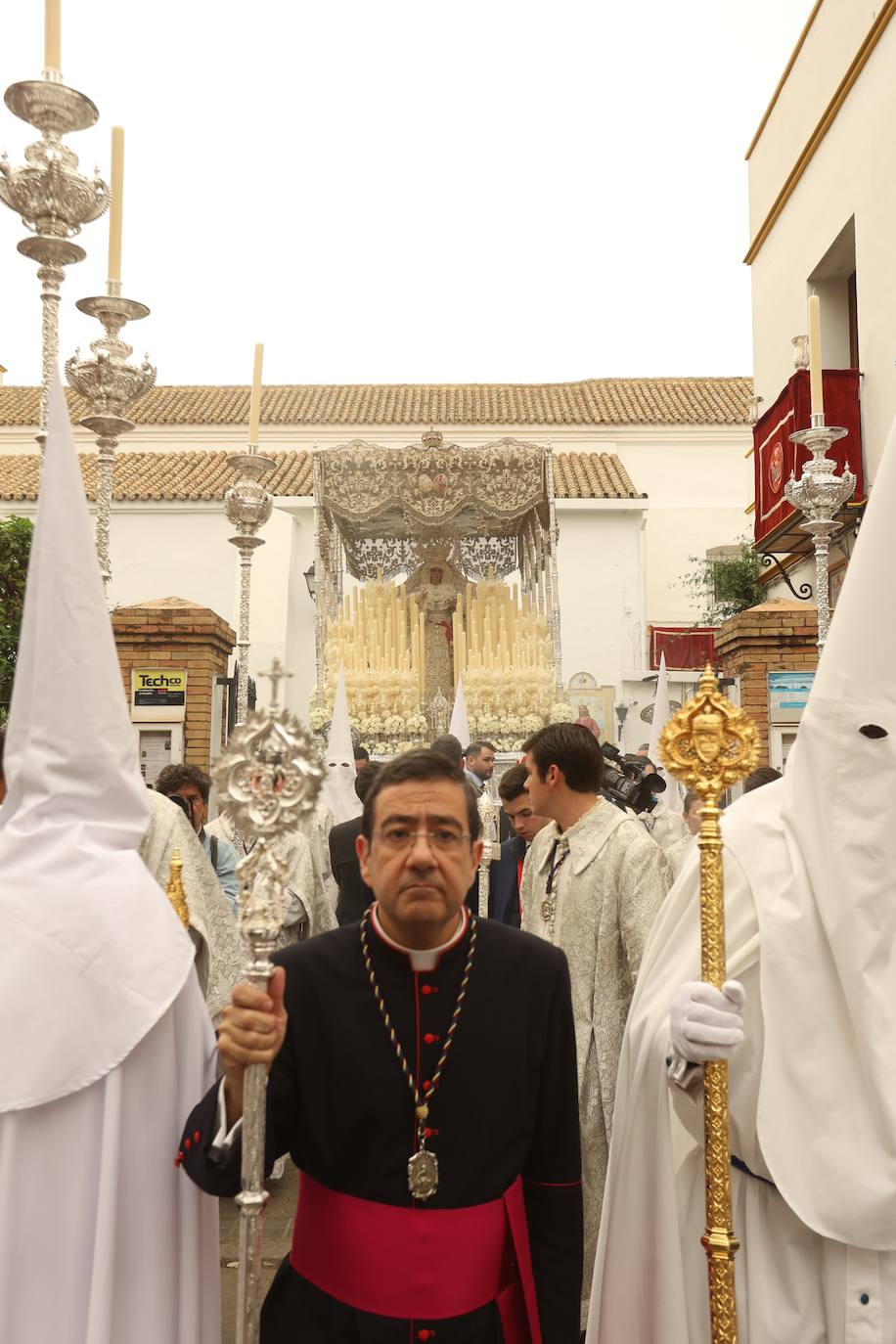 La Paz realiza su estación de penitencia a pesar de la lluvia de barro 