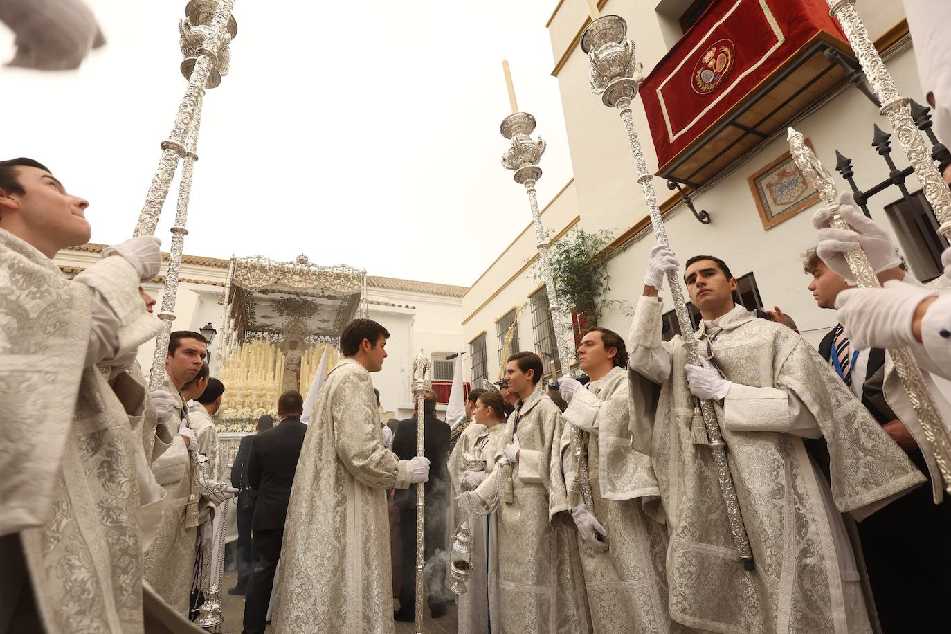 La Paz realiza su estación de penitencia a pesar de la lluvia de barro 