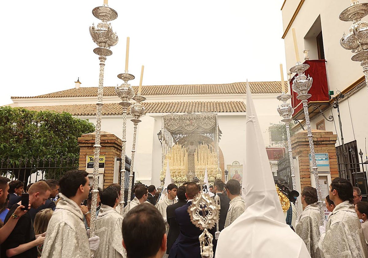 La Paz realiza su estación de penitencia a pesar de la lluvia de barro